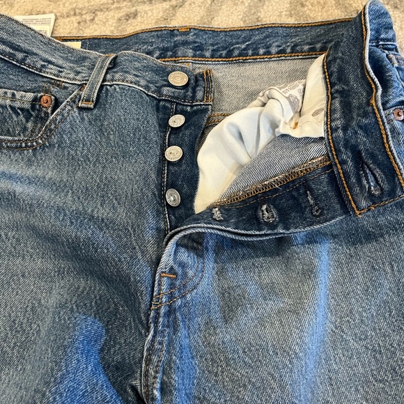 Woman's medium wash Levi jeans - Picture 4 of 8